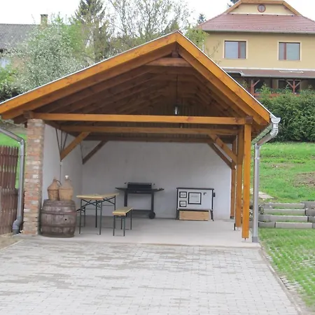 Tavi Feszek Vendeghaz Guest house Bank (Nograd)