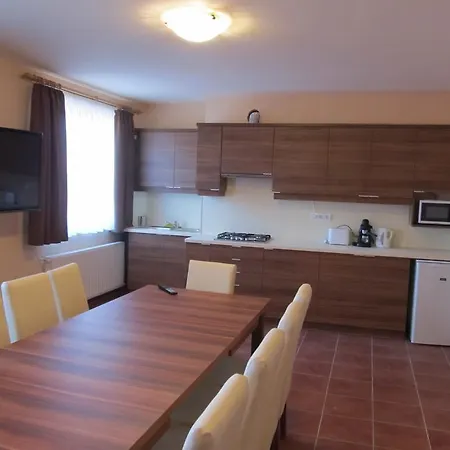 Tavi Feszek Vendeghaz Guest house Bank (Nograd)