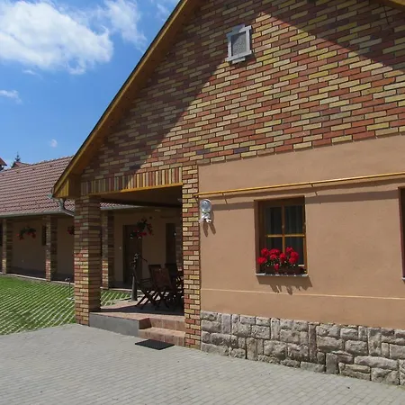 Tavi Feszek Vendeghaz Bank (Nograd)
