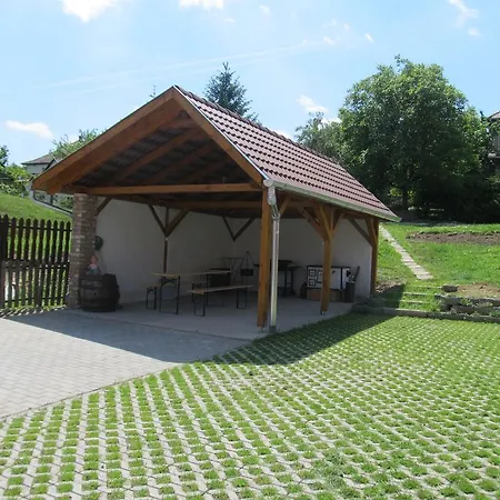 Penzion Tavi Feszek Vendeghaz 3*
