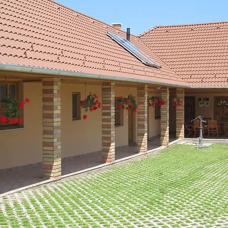 Tavi Feszek Vendeghaz Bank (Nograd)